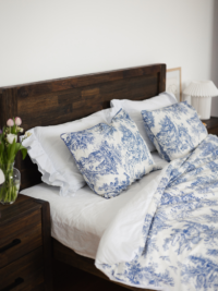 Blue Reverie – Set de pat 6 piese din bumbac natural cu print albastru și detalii fine de mătase