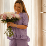 Pijama damă din muselină mov lavandă, cu bluză asimetrică și pantaloni scurți | Lilac Hush
