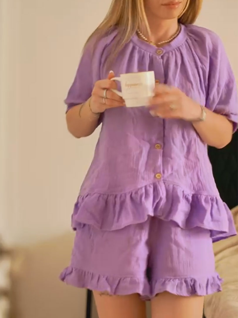 Pijama-damă-din-muselină-mov-lavandă,-cu-bluză-asimetrică-și-pantaloni-scurți-Video Pijama-damă-din-muselină-mov-lavandă,-cu-bluză-asimetrică-și-pantaloni-scurți-Video