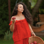 Pijama damă din muselină roșie, cu bretele, volane duble și pantaloni scurți | Cherry Whisper
